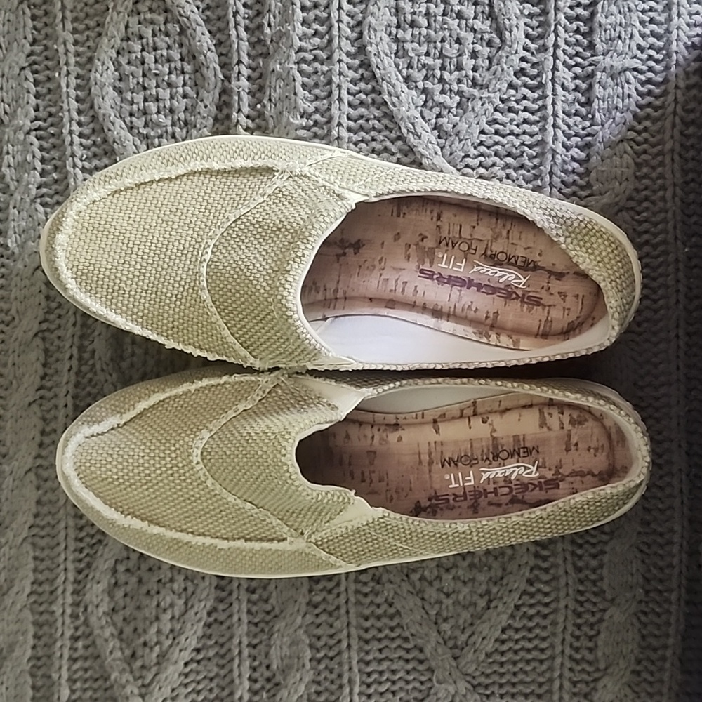 size 10 Sketchers relaxed fit with memory foam like new